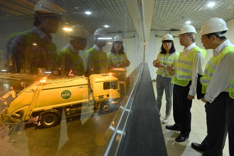 While touring the Environmental Protection Department's Island West Transfer Station today (July 18), the Secretary for the Civil Service, Mr Joshua Law (centre), is briefed on the waste management infrastructure in Hong Kong.