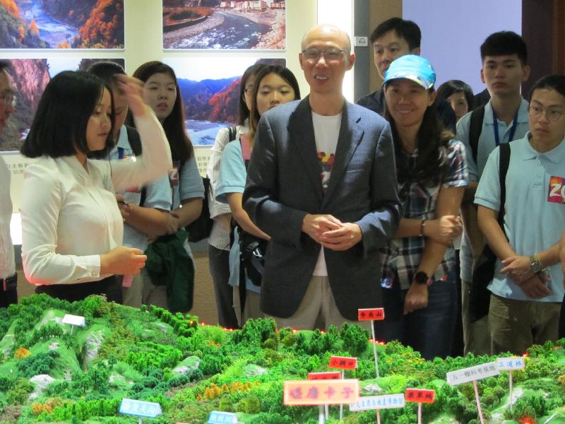 During his visit in Sichuan, the Secretary for the Environment, Mr Wong Kam-sing (front, third right), today (July 18) visits the Museum of Nature and Earthquake in Wolong to understand more about the conservation of various precious and endangered species in the region.