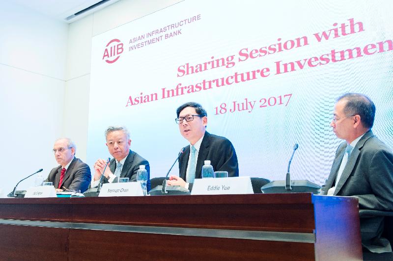 The President of the Asian Infrastructure Investment Bank (AIIB), Mr Jin Liqun (second left), and the Vice President and Chief Financial Officer of the AIIB, Mr Thierry de Longuemar (first left), spoke at the sharing session hosted by the Chief Executive of the Hong Kong Monetary Authority (HKMA), Mr Norman Chan (second right), today (July 18). The Deputy Chief Executive of the HKMA, Mr Eddie Yue (first right), also joined the discussion.