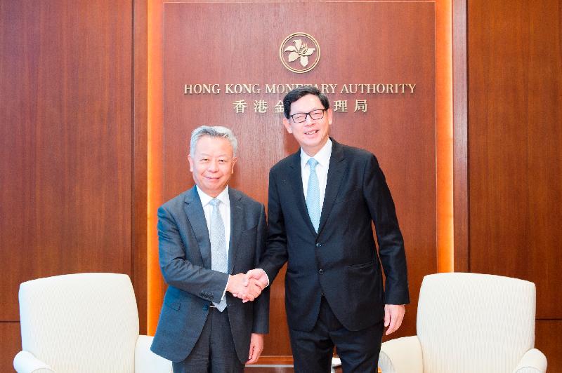 香港金融管理局總裁陳德霖（右）今日（七月十八日）與亞洲基礎建設投資行行長金立群（左）會面。