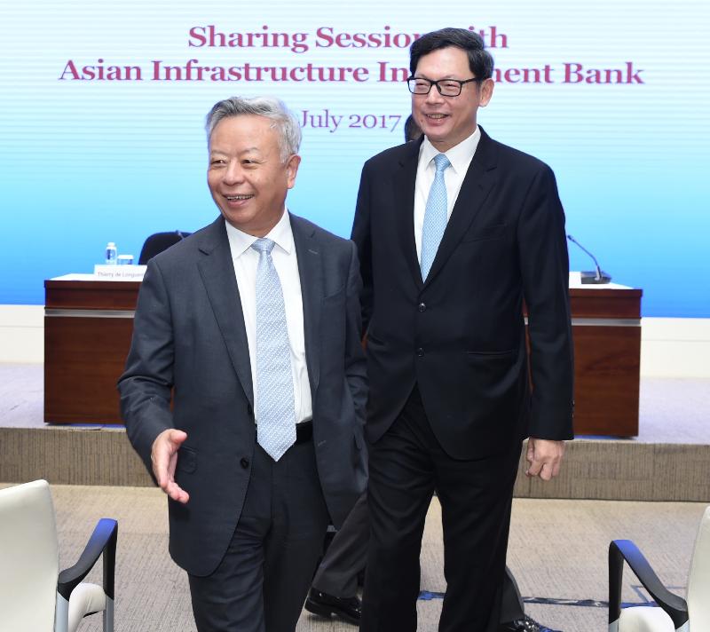亞洲基礎設施投資銀行行長金立群（左）與香港金融管理局（金管局）總裁陳德霖（右）今日（七月十八日）在金管局主辦的分享會上歡迎與會人士。