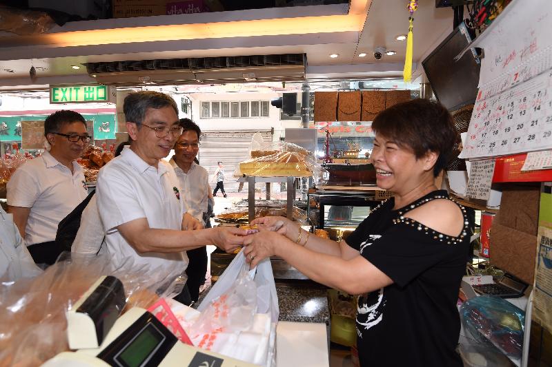 財經事務及庫務局局長劉怡翔（左二）今日（七月十九日）上午到訪南區一間傳統麵包鋪，了解店主的經營環境。