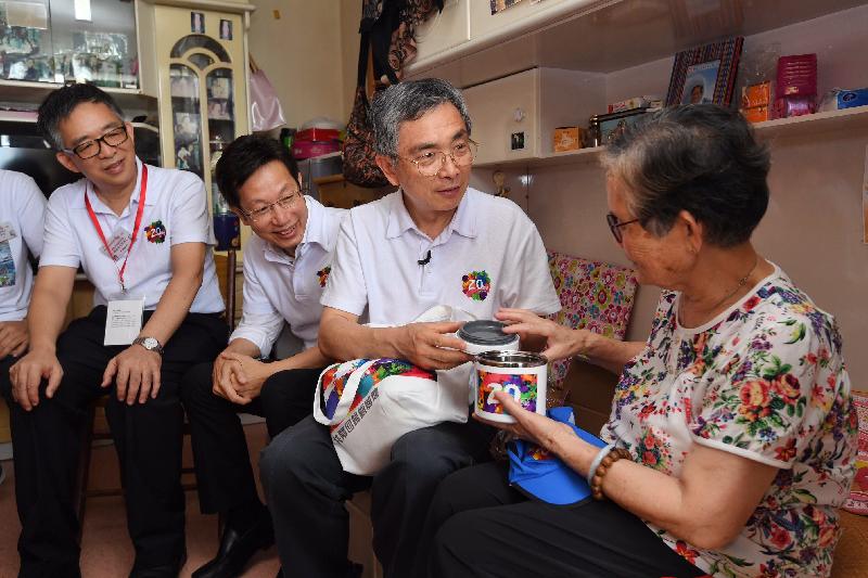 The Secretary for Financial Services and the Treasury, Mr James Lau (second right), visits an elderly resident at Shek Pai Wan Estate this morning (July 19) to understand more about her daily life and needs.