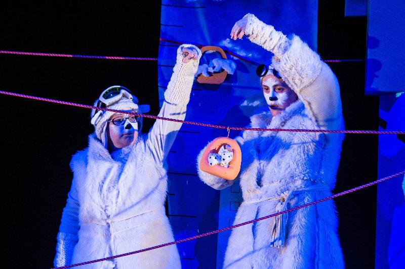來自英國的創意英倫孖寶八月三至六日上演劇團的最新親子劇目《摘星小白熊》。


