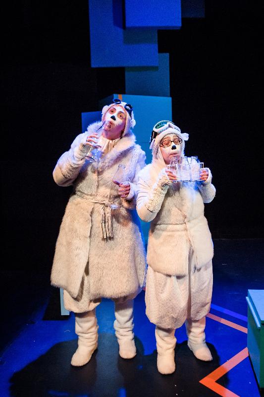 来自英国的创意英伦孖宝八月三至六日上演剧团的最新亲子剧目《摘星小白熊》。《摘星小白熊》的两位演员以形体动作、轻快音乐和意想不到的道具，演活一对好动调皮、坚毅又爱冒险的北极熊，让大小朋友看得开怀。