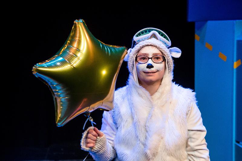 來自英國的創意英倫孖寶八月三至六日上演劇團的最新親子劇目《摘星小白熊》。《摘星小白熊》是暑期藝術節「國際綜藝合家歡」節目之一，故事講述兩隻傻憨憨的北極熊為要尋回遠走高飛的星星氣球而出盡法寶。

