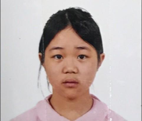 Lau Sum-yi, aged 13, is about 1.65 metres tall, 59 kilograms in weight and of fat build. She has a round face with yellow complexion and long straight black hair. She was last seen wearing a blue short-sleeve T-shirt, black trousers and white sports shoes.