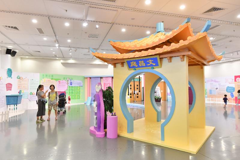 康乐及文化事务署香港公共图书馆主办的「2017阅读缤纷月」儿童主题展览「中华文化逍遥游」今日（七月二十二日）至八月二十日于香港中央图书馆展览馆举行。