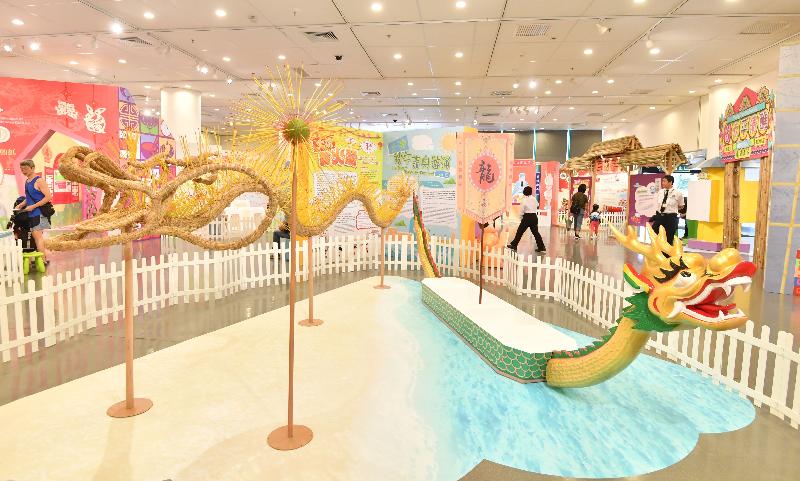 The thematic exhibition for children "A Tour of Chinese Culture", which is part of Summer Reading Month 2017 organised by the Hong Kong Public Libraries of the Leisure and Cultural Services Department, is being held from today (July 22) until August 20 at the Exhibition Gallery of the Hong Kong Central Library.