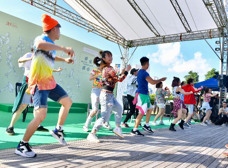 「城市藝裳計劃：樂坐其中」開幕派對今日（七月二十二日）於中西區海濱長廊（中環段）文化廣場舉行。圖示派對上的舞蹈表演。