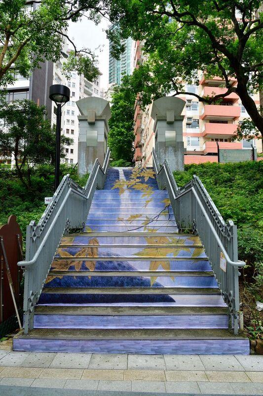 第三季「城市藝裳計劃：藝滿階梯」戶外藝術項目即日至九月三十日舉行，配合秋季主題，為二十條遍布各區的樓梯穿上花裝。圖示香港公園（近兒童遊樂場）的樓梯，以靳杰強《秋葉之八》作裝飾。這幅水墨畫的特色是前景和後景在畫面上重疊出現的構圖。