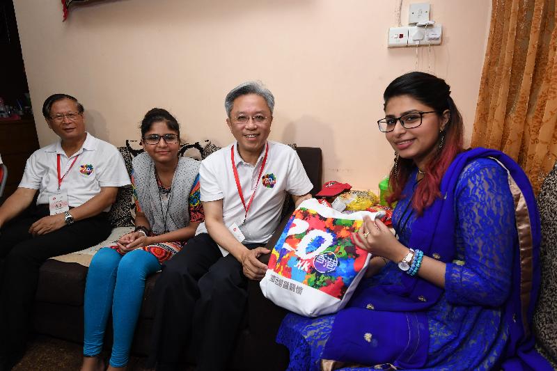 Accompanied by the Chairman of Eastern District Council, Mr Wong Kin-pan (first left), the Secretary for the Civil Service, Mr Joshua Law (second right), today (July 24) visited an ethnic minority family in Eastern District under the "Celebrations for All" project and gave them a gift pack to share the joy of the 20th anniversary of the establishment of the Hong Kong Special Administrative Region.