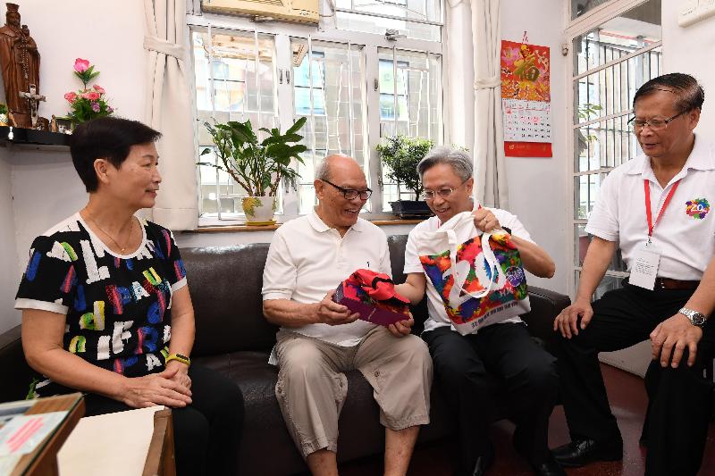 The Secretary for the Civil Service, Mr Joshua Law (third left), today (July 24) visited an elderly couple in Eastern District under the "Celebrations for All" project to learn about their daily life and gave them a gift pack to share the joy of the 20th anniversary of the establishment of the Hong Kong Special Administrative Region.