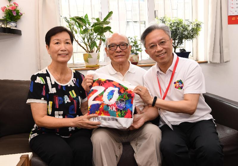 The Secretary for the Civil Service, Mr Joshua Law (right), today (July 24) visited an elderly couple in Eastern District under the "Celebrations for All" project to learn about their daily life and gave them a gift pack to share the joy of the 20th anniversary of the establishment of the Hong Kong Special Administrative Region.