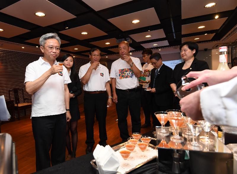 At the Hong Kong Institute of Vocational Education (Chai Wan) today (July 24), the Secretary for the Civil Service, Mr Joshua Law (first left), tastes beverages made by students in the Asian Training Restaurant and Training Kitchen.