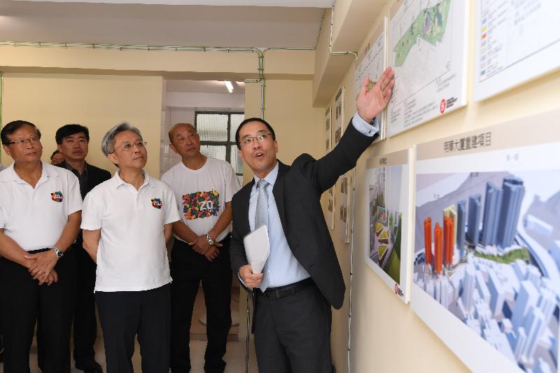 The Secretary for the Civil Service, Mr Joshua Law (second left), today (July 24) is briefed on the redevelopment of the Shau Kei Wan Ming Wah Dai Ha during his visit to Eastern District.
