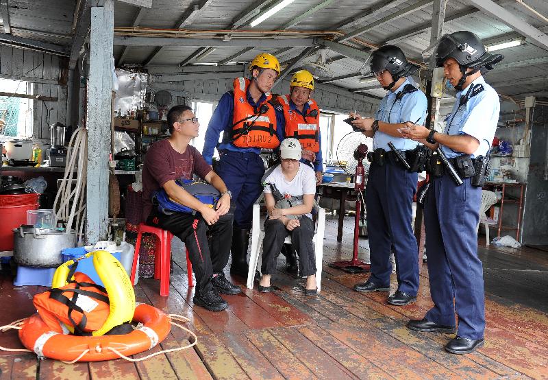 The Islands District Office conducted an inter-departmental rescue and evacuation drill in Tai O today (July 24). Photo shows staff from the Fire Services Department and the Police rescuing trapped residents who called for assistance in the drill.