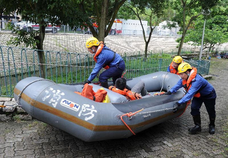 The Islands District Office conducted an inter-departmental rescue and evacuation drill in Tai O today (July 24). Photo shows firemen rescuing a trapped resident in the drill.