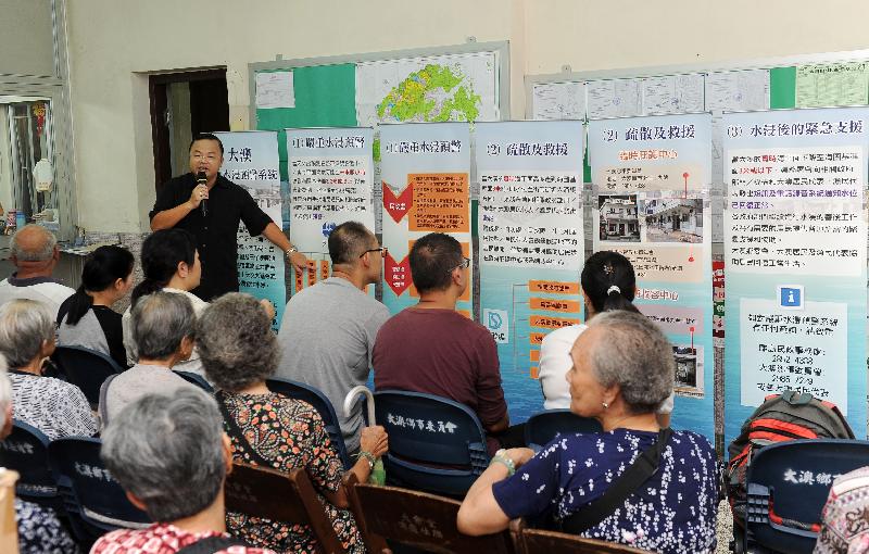The Islands District Office conducted an inter-departmental rescue and evacuation drill in Tai O today (July 24). Photo shows staff from the Office briefing residents who joined the evacuation drill on the serious flood alert system for Tai O and corresponding emergency response arrangements.