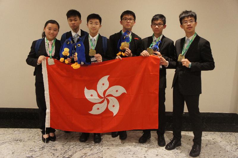 香港隊其中六名代表七月二十二日於巴西里約熱內盧國際數學奧林匹克比賽場地合照。（左起）郭敏怡、梁睿軒、謝卓軒、李信明、葉正夫、于鎧瑋。


