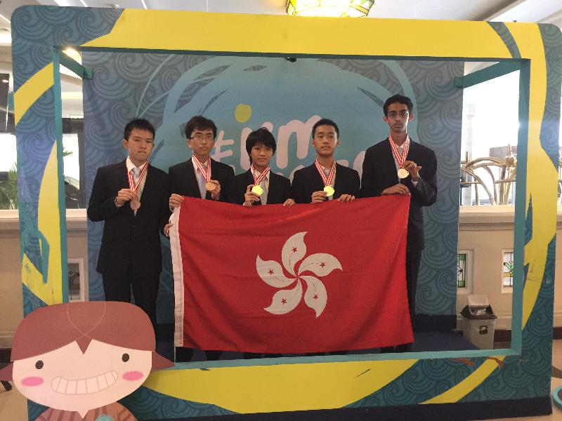 香港隊其中五名代表七月二十三日於印尼日惹國際物理奧林匹克比賽場地合照。（左起）鄒駿宏、黎嘉正、李泱泓、李承恩、Rahul Arya。