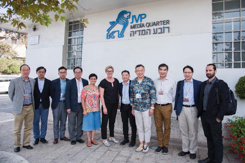 Members of the delegation of the Legislative Council Panel on Commerce and Industry yesterday (July 23, Israel time) visit the Jerusalem Venture Partners and pose for a group photo with the representatives of the organisation.

