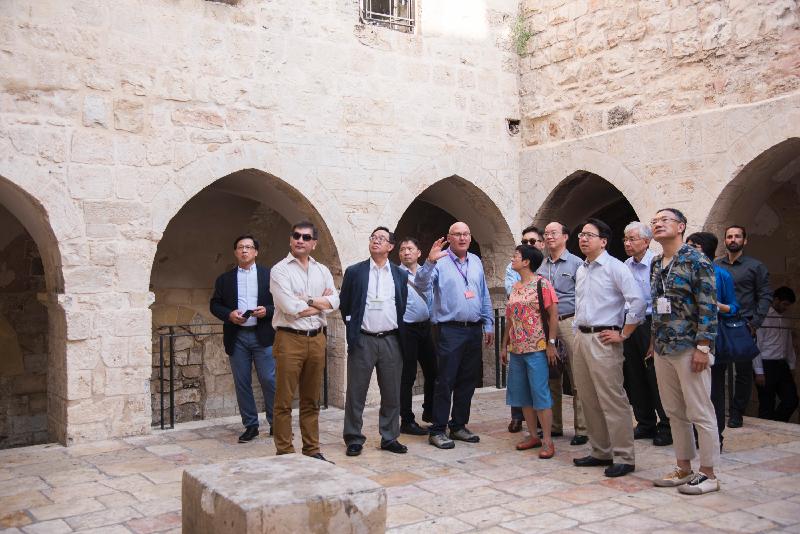 At the invitation of the Israel Ministry of Foreign Affairs, the delegation of the Legislative Council Panel on Commerce and Industry yesterday (July 23, Israel time) joins a tour of the Old City of Jerusalem to better understand the historical and cultural background of Israel.