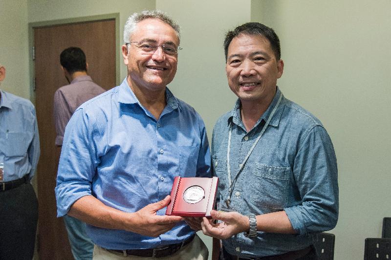 The delegation leader of the Legislative Council Panel on Commerce and Industry, Mr Wu Chi-wai (right), today (July 24, Israel time) presents a souvenir to Senior Director, International Collaborations Division of the Israel Innovation Authority, Mr Avi Luvton.