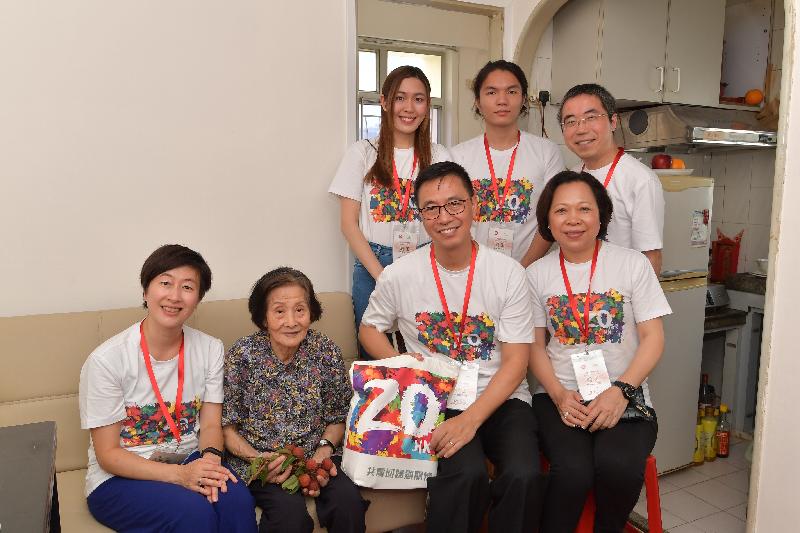 The Secretary for Education, Mr Kevin Yeung (front row, second right), accompanied by the Acting Permanent Secretary for Education, Mr Brian Lo (back row, first right); District Officer (Yau Tsim Mong), Mrs Laura Aron (front row, first left), and young volunteers and representatives of a charitable organisation, today (July 25) brought greetings and presented a gift pack to an elderly singleton.