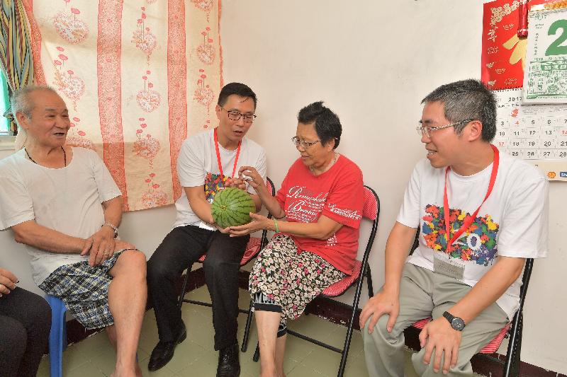 The Secretary for Education, Mr Kevin Yeung (second left), today (July 25) presented seasonal fruit to an elderly two-person family, taking the opportunity to learn about their daily life and needs.
