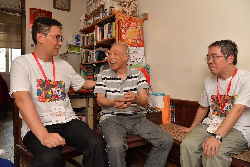 The Secretary for Education, Mr Kevin Yeung (left), today (July 25) visited elderly families in Yau Tsim Mong District to chat with them about their daily life. He said he hoped that such home visits could bring the love and care of the community to the needy.
