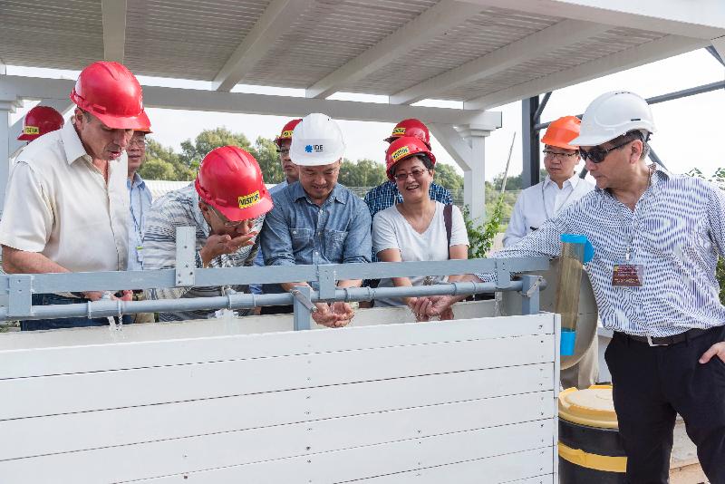 During the visit in Sorek Desalination Plant yesterday (July 24, Israel time), delegation members of the Legislative Council Panel on Commerce and Industry taste the desalinated water. 