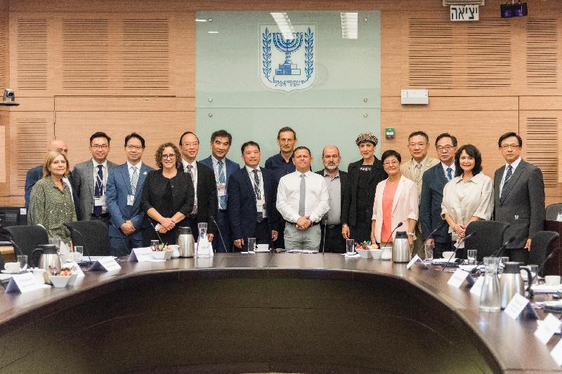 The delegation of the Legislative Council Panel on Commerce and Industry visits the Knesset (Israeli Parliament) and in a group photo with members of the Economic Affairs Committee today (July 25, Israel time).