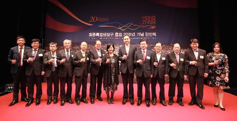 香港駐東京經濟貿易首席代表翁佩雯（中）今日（七月二十五日）在首爾舉行的慶祝香港特別行政區成立二十周年晚宴上，與其他嘉賓主持祝酒儀式。