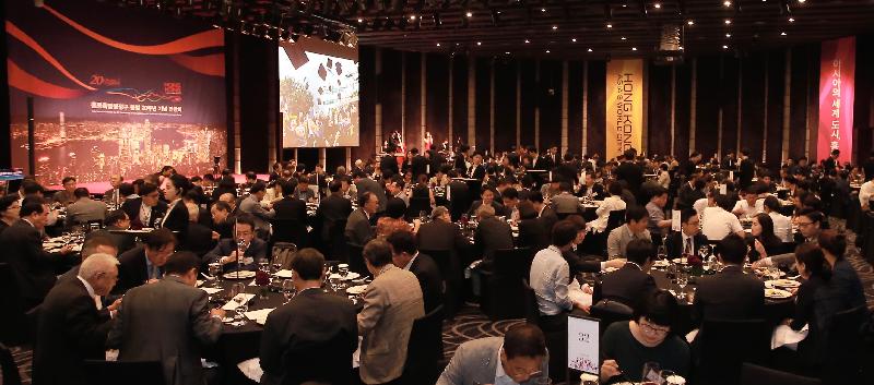 約370位嘉賓出席今日（七月二十五日）在首爾舉行的慶祝香港特別行政區成立二十周年晚宴。