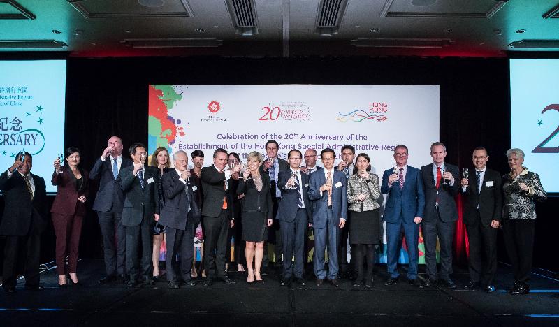 The Hong Kong Economic and Trade Office, Sydney (HKETO) hosted a gala dinner yesterday (July 25) in Sydney to mark the 20th anniversary of the establishment of the Hong Kong Special Administrative Region. Photo shows the Director of the HKETO, Mr Arthur Au (seventh right), and other officiating guests proposing a toast.