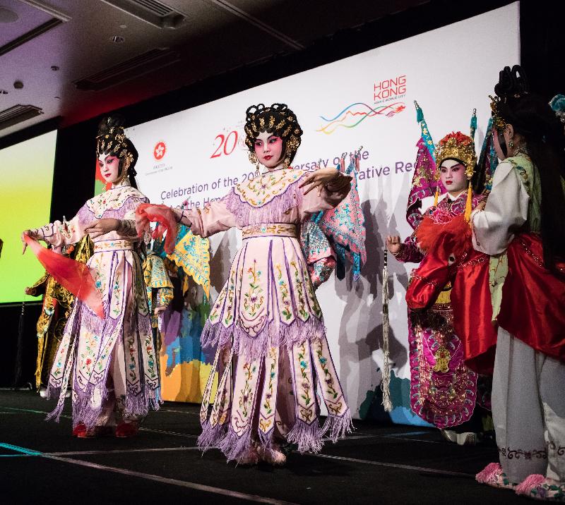 The Hong Kong Economic and Trade Office, Sydney hosted a gala dinner yesterday (July 25) in Sydney to mark the 20th anniversary of the establishment of the Hong Kong Special Administrative Region. Photo shows talented youths from Hong Kong performing Cantonese opera at the gala dinner.