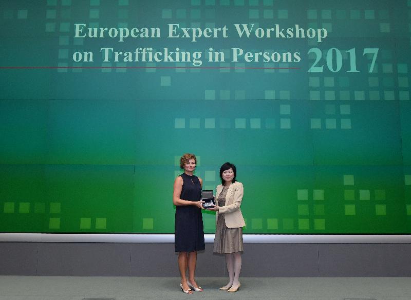 保安局常任秘书长黎陈芷娟（右）今日（七月二十六日）在「欧洲贩运人口专家工作坊2017」上致送纪念品予署理欧洲联盟驻港澳办事处主任Jolita Pons博士（左）。
