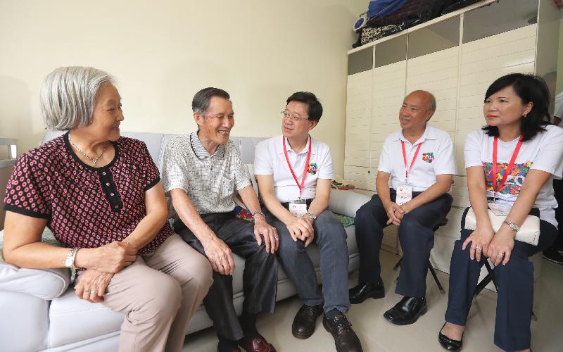 The Secretary for Security, Mr John Lee (centre), accompanied by the Permanent Secretary for Security, Mrs Marion Lai (first right), and the Chairman of the Sha Tin District Council, Mr Ho Hau-cheung (second right), today (July 26) visits an elderly family in Yan On Estate in Ma On Shan to learn more about their daily life.