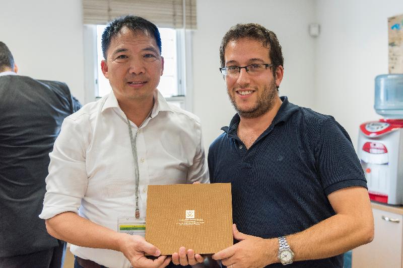 The delegation of the Legislative Council Panel on Commerce and Industry yesterday (July 25, Israel time) visited Yissum Research Development Company (Yissum), a technology transfer company affiliated with the Hebrew University of Jerusalem. After the visit, the delegation leader Mr Wu Chi-wai, presented a souvenir to Development Associate Director of Yissum, Mr Matt Zarek (right).
