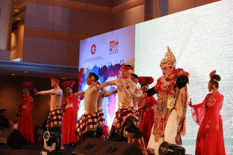香港駐雅加達經濟貿易辦事處及香港貿易發展局昨日（雅加達時間七月二十六日）於印尼雅加達合辦慶祝香港特別行政區成立二十周年晚宴。歌舞表演為晚宴增添歡樂氣氛。