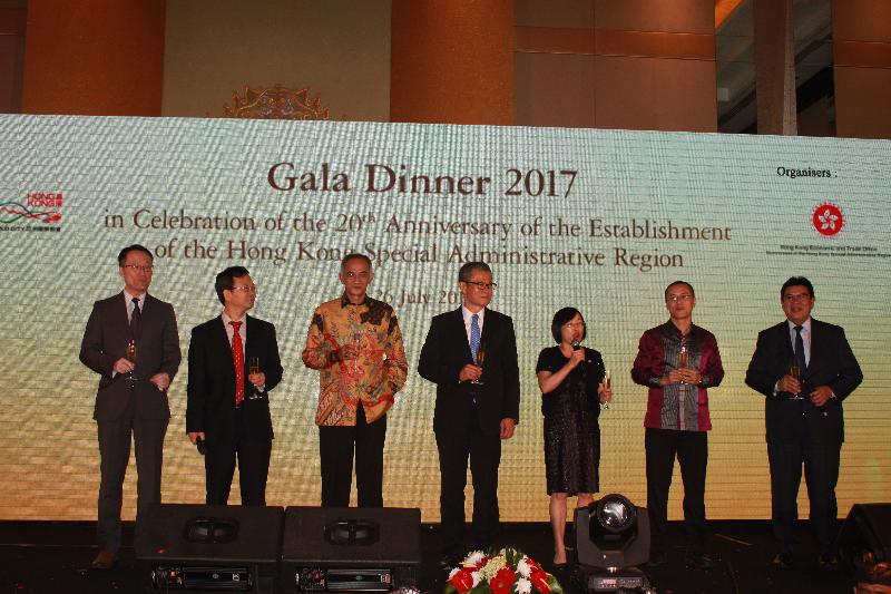 At the gala dinner organised by the Hong Kong Economic and Trade Office in Jakarta and the Hong Kong Trade Development Council in Jakarta, Indonesia yesterday (July 26, Jakarta time) in celebration of the 20th anniversary of the establishment of the Hong Kong Special Administrative Region, the guests toast to the closer cooperation and continued prosperity of China, Hong Kong and Indonesia. They include (from left) the Director of the Hong Kong Economic and Trade Office in Singapore, Mr Bruno Luk; Charge d'Affaires and Minister Counselor of the Chinese Embassy in Indonesia, Mr Sun Weide; Mr Oke Nurwan representing the Indonesian Minister of Trade; the Financial Secretary, Mr Paul Chan; the Director-General of the Hong Kong Economic and Trade Office in Jakarta, Mrs Do Pang Wai Yee; the Director of Hong Kong Trade Development Council in Indonesia, Mr Leung Kwan Ho; and the Chairman of the Indonesia-Hong Kong Business Association, Mr James Budiono.

