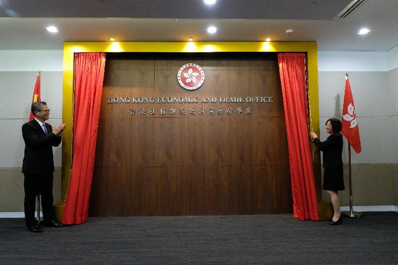 The Financial Secretary, Mr Paul Chan (left) and the Director-General of the Hong Kong Economic and Trade Office in Jakarta, Mrs Do Pang Wai-yee (right) officiate at the opening ceremony of the Hong Kong Economic and Trade Office in Jakarta yesterday (July 26, Jakarta time).