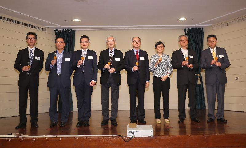 The Secretary for Transport and Housing, Mr Frank Chan Fan (fourth right), proposes a toast with guests in maritime and aviation sectors for welcoming students and thanking participating companies at the Maritime and Aviation Internship Scheme Cocktail Reception today (July 27). Also attending the reception are the Permanent Secretary for Transport and Housing (Transport), Mr Joseph Lai (fourth left); the Director of Marine, Ms Maisie Cheng (third right); and the Deputy Director-General of Civil Aviation, Mr Kevin Choi (third left). 