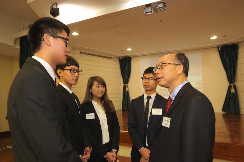 The Secretary for Transport and Housing, Mr Frank Chan Fan (first right), chats with students at the Maritime and Aviation Internship Scheme Cocktail Reception today (July 27) to learn about the knowledge and skills they have gained from their internships. 
