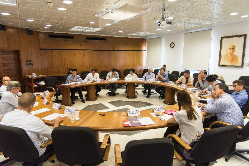 Members of the delegation of the Legislative Council Panel on Commerce and Industry today (July 27, Israel time) discuss with the Vice President of the Tel Aviv University, Professor Raanan Rein (second left), and several representatives of the institutions affiliated with the University on a number of issues of common interest concerning the University's development.