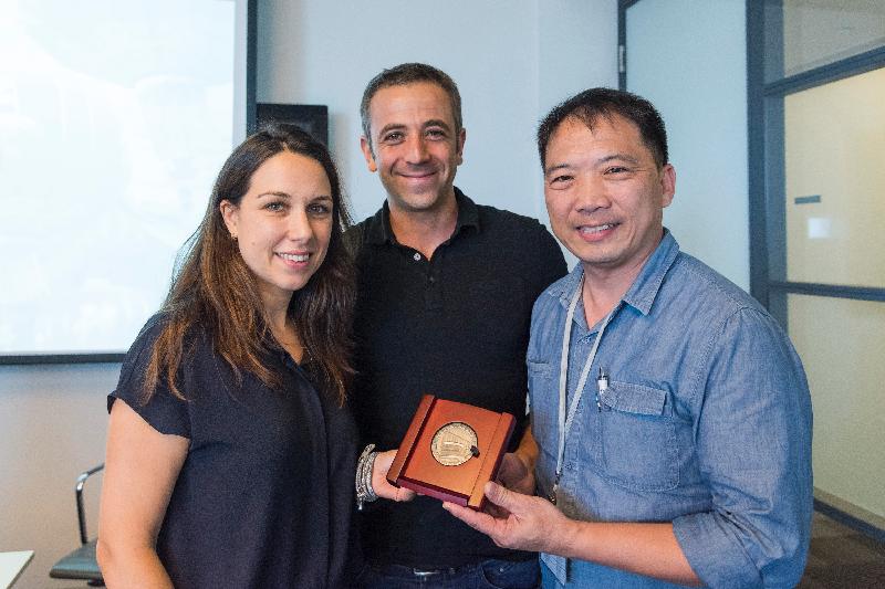Leader of the delegation of the Legislative Council Panel on Commerce and Industry, Mr Wu Chi-wai, yesterday (July 27, Israel time) in Israel presented a souvenir to partners of private equity investment group Viola, Ms Natalie Refuah (left), and Mr Zvika Orron (centre).