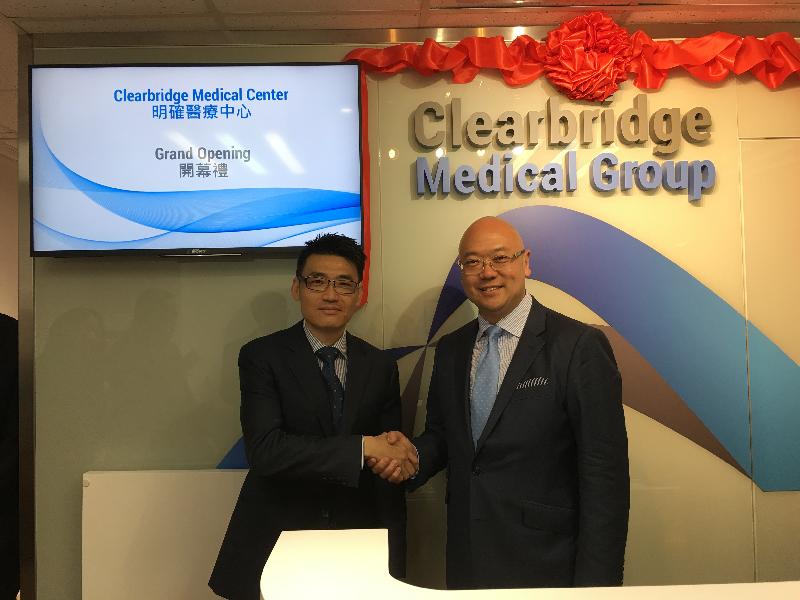 新加坡Clearbridge醫療集團在香港首設的醫療中心今日（七月二十八日）開幕。圖示投資推廣署助理署長吳國才（右）和Clearbridge醫療集團執行董事及行政總裁余斌在中心開幕禮上合照。
