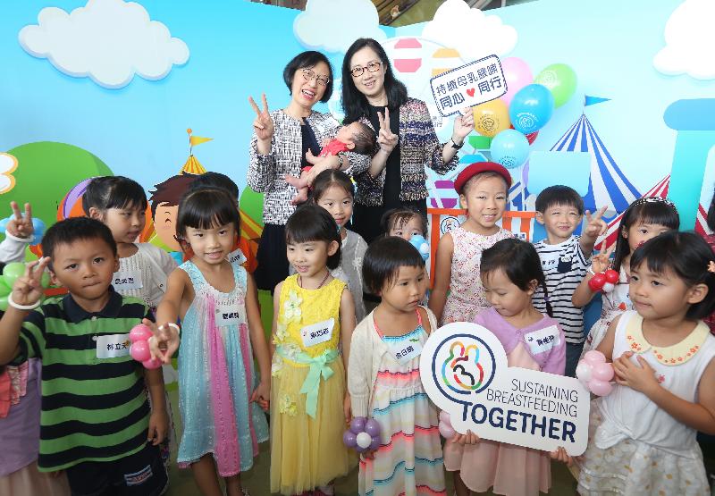 The Secretary for Food and Health, Professor Sophia Chan (back row, left), and the Deputy Director of Health, Dr Cindy Lai (back row, right), join a group photo with breastfed children at a celebration event for World Breastfeeding Week 2017 today (July 28).