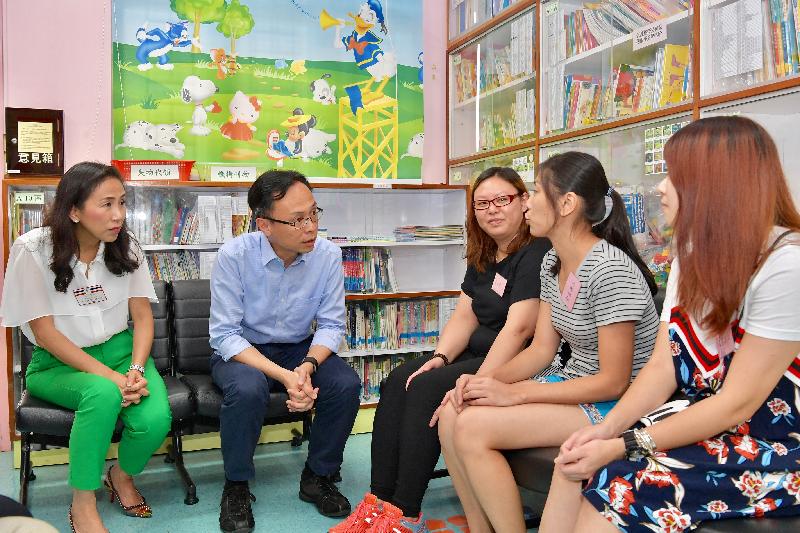 The Secretary for Constitutional and Mainland Affairs, Mr Patrick Nip (second left), visited the Yan Chai Hospital Yuen Yuen Institute Early Education and Training Centre today (July 28). During the visit, Mr Nip met with several parents and listened to their views and needs.